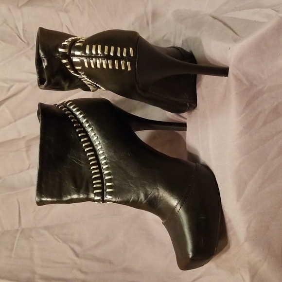 Dollhouse Shoes - ♥️Dollhouse staple ankle boots♥️